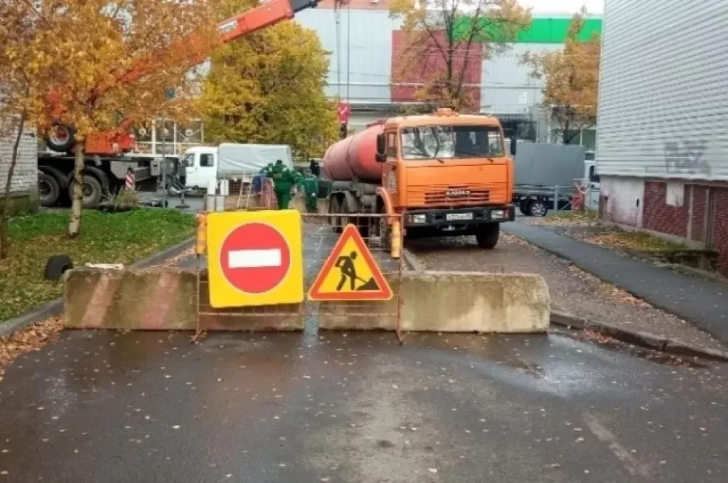 В Пскове на улице Конной заменили два повреждённых коррозией участка труб
