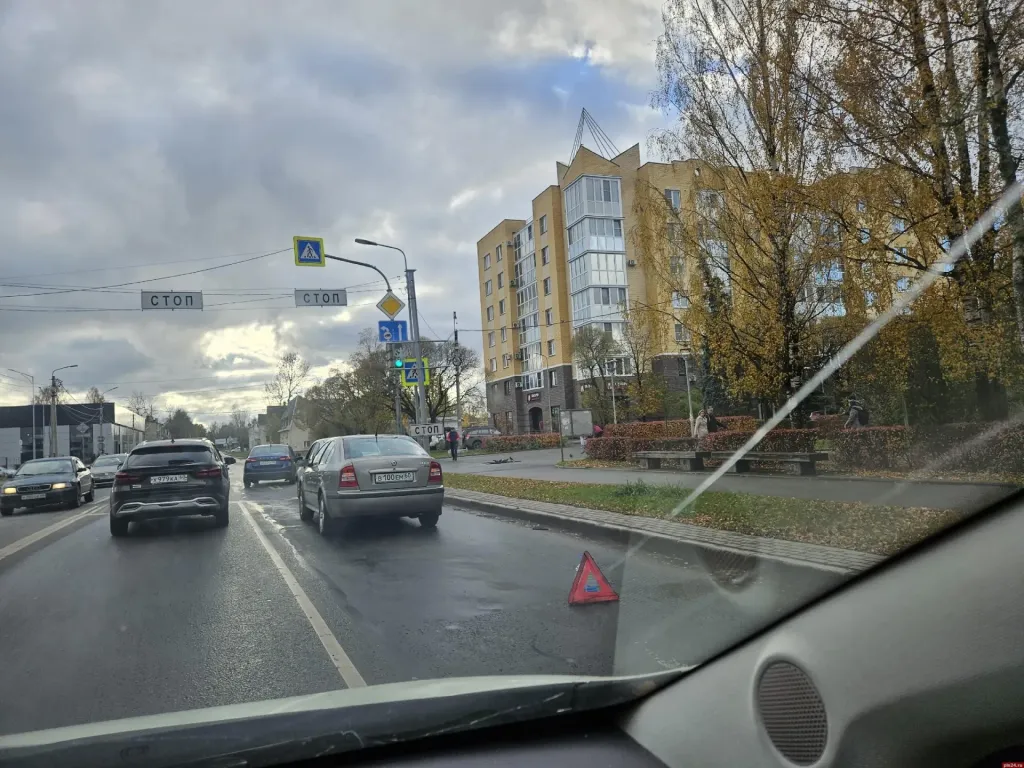 ДТП на улице Труда в Пскове мешает проезду