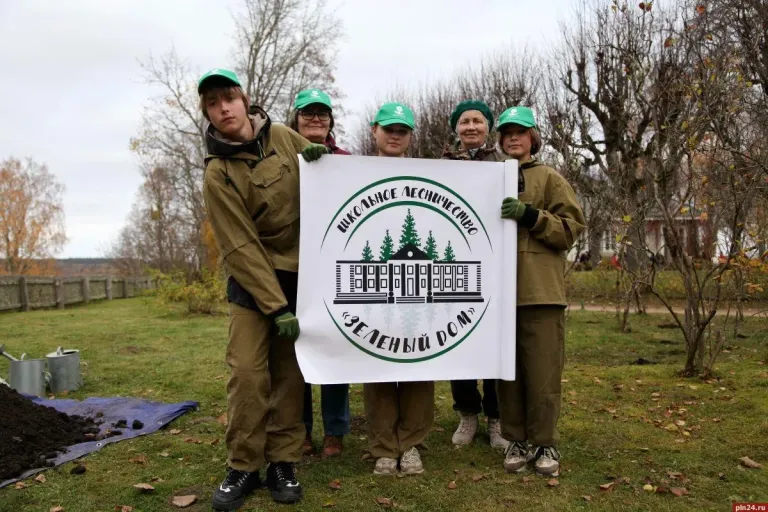 В «Михайловском» начали обновлять сиреневую куртину у дома поэта