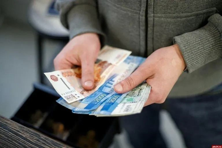 Пскович выплатил 233 тысячи рублей алиментов после ограничения водительских прав