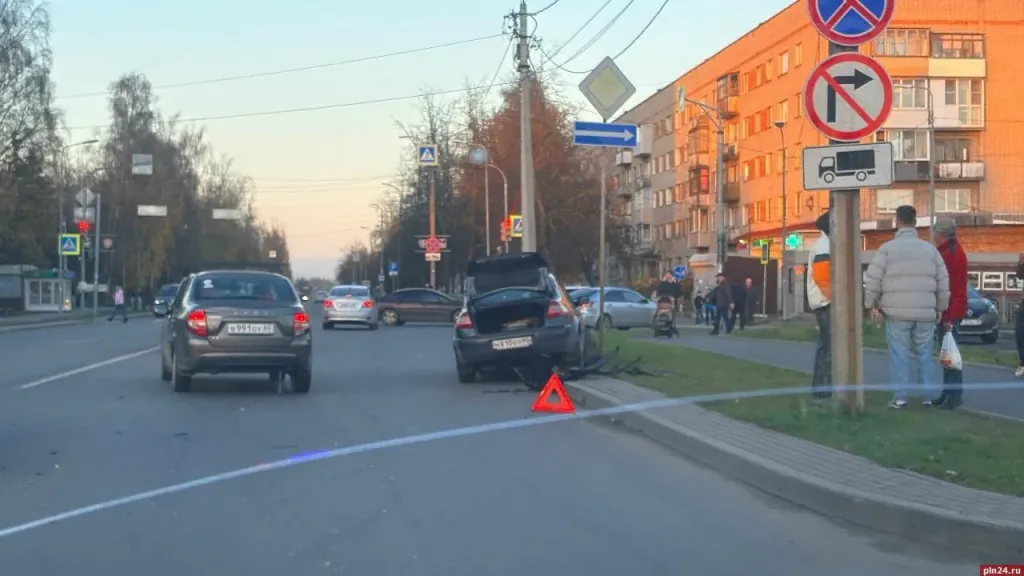 ДТП на улице Труда в Пскове: одна из машин съехала на обочину