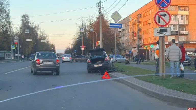 ДТП на улице Труда в Пскове: одна из машин съехала на обочину
