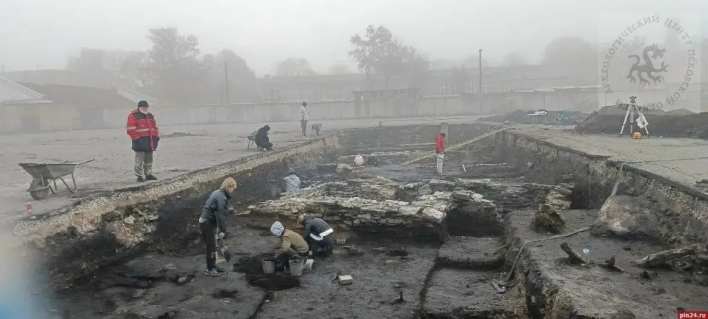 На месте Старого рынка в Пскове нашли стену 1309 года
