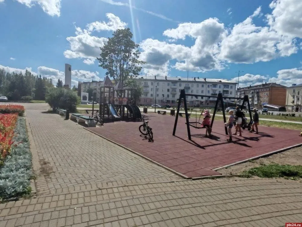 В Великих Луках благоустроили два сквера по федеральному проекту