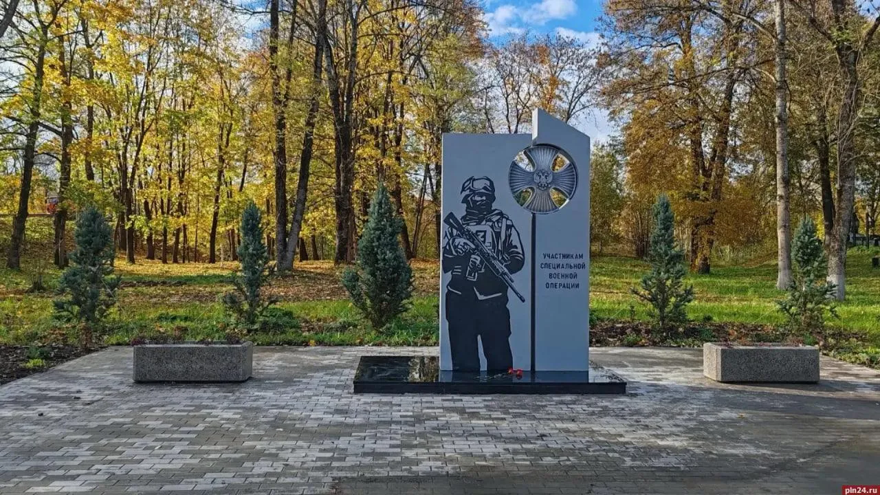 В Опочке благоустроили Аллею Памяти и установили памятник участникам СВО