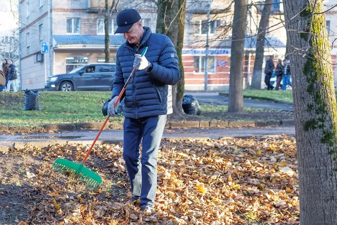 В Пскове более 700 человек вышли на осенний субботник